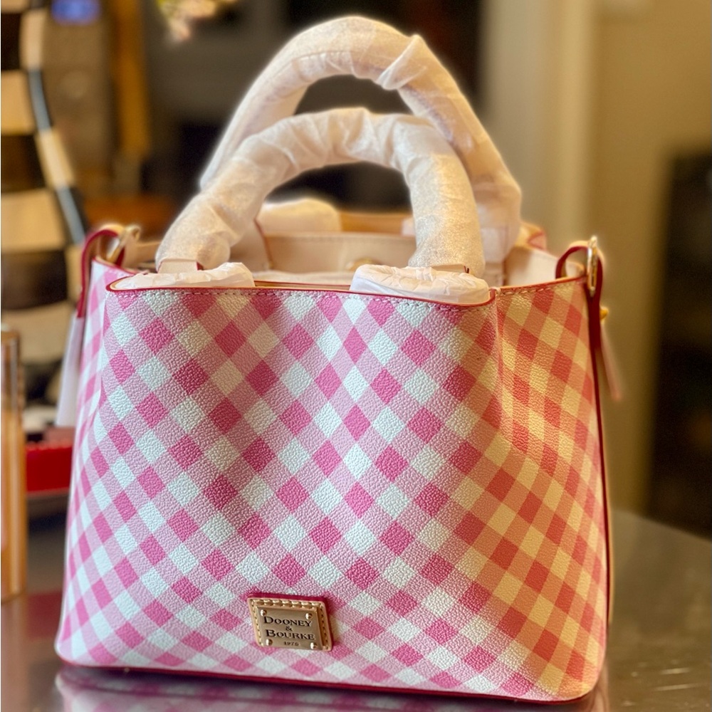 🌸 SOLD🌸
Dooney & Bourke Gingham II Mini Barlow – PINK. Value $338